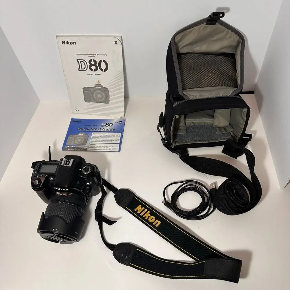 Vintage Nikon D80 Digitial SLR Camera w/ Nikon DX 18-135 mm Zoom Lens w/ Cases